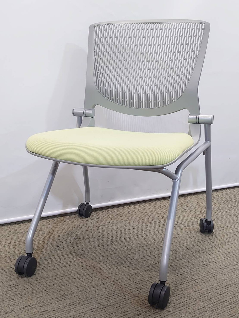 【中古・送料無料 地域限定】美品 会議チェア お得な4脚セット 2020年製 オカムラ グラータ - 画像 (3)