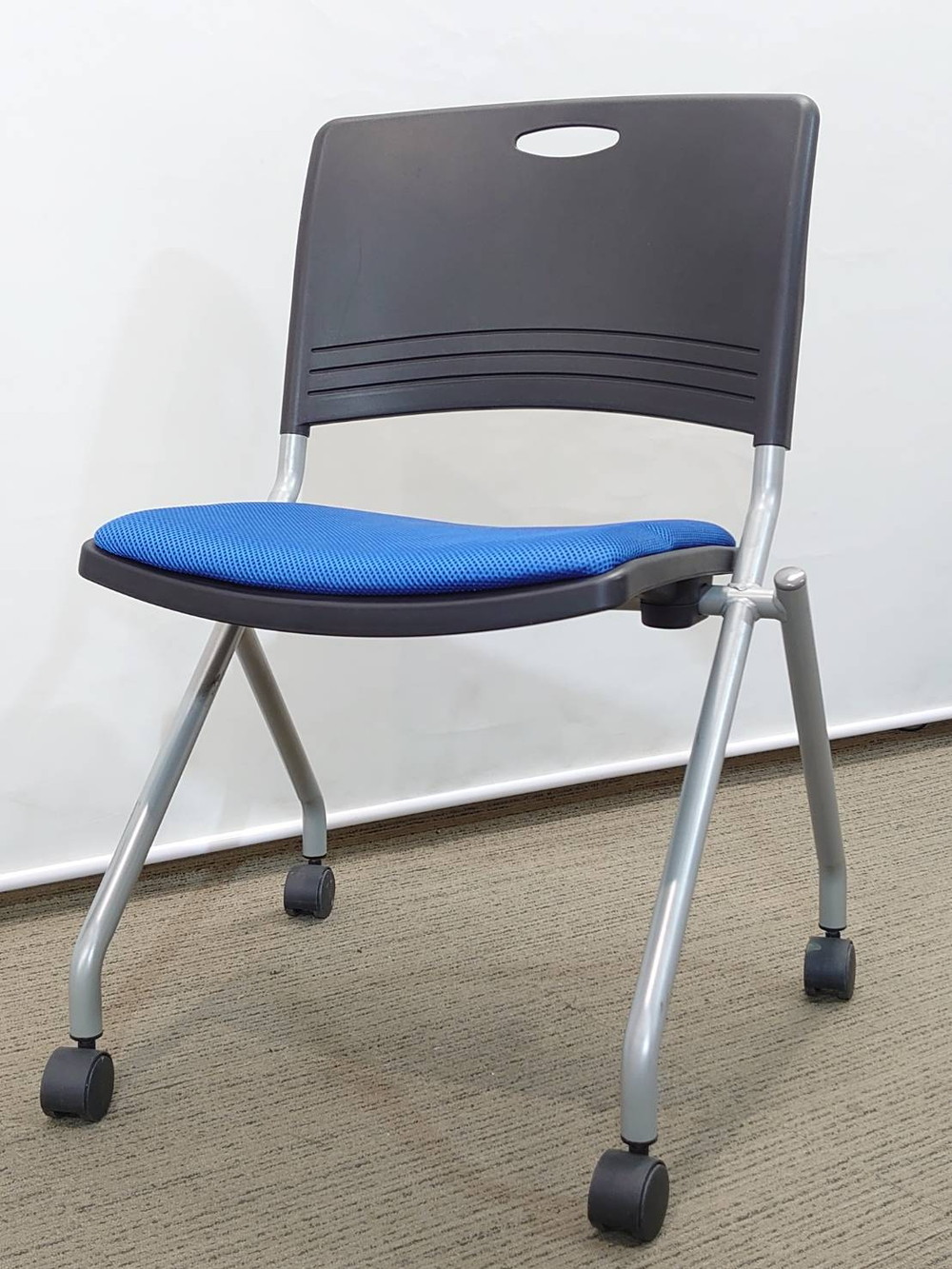 【送料無料 地域限定】4脚セット 平行スタックチェア 会議用チェア【中古】 - 画像 (3)