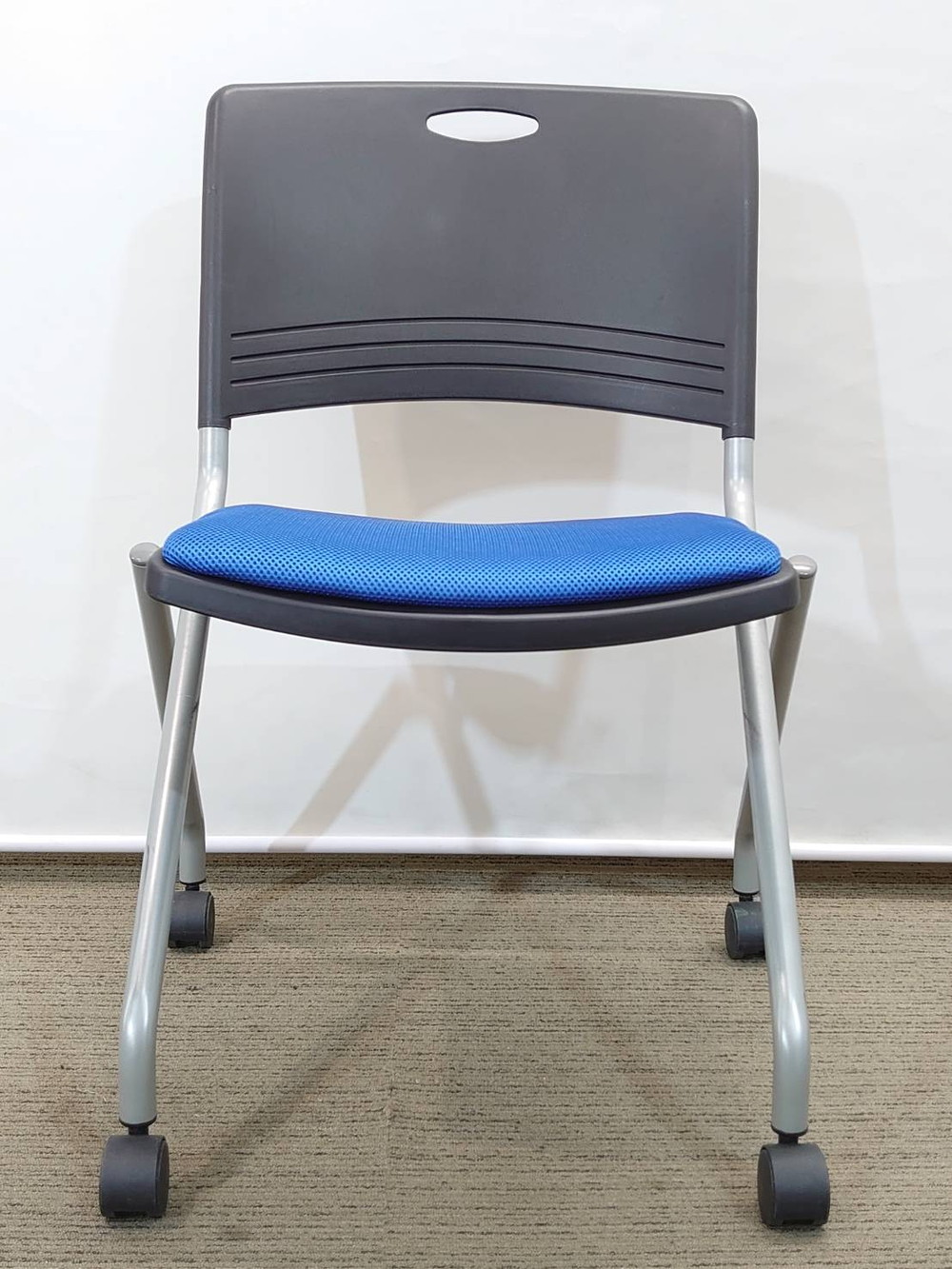 【送料無料 地域限定】4脚セット 平行スタックチェア 会議用チェア【中古】 - 画像 (5)