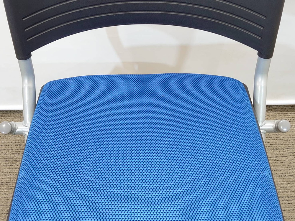 【送料無料 地域限定】4脚セット 平行スタックチェア 会議用チェア【中古】 - 画像 (7)