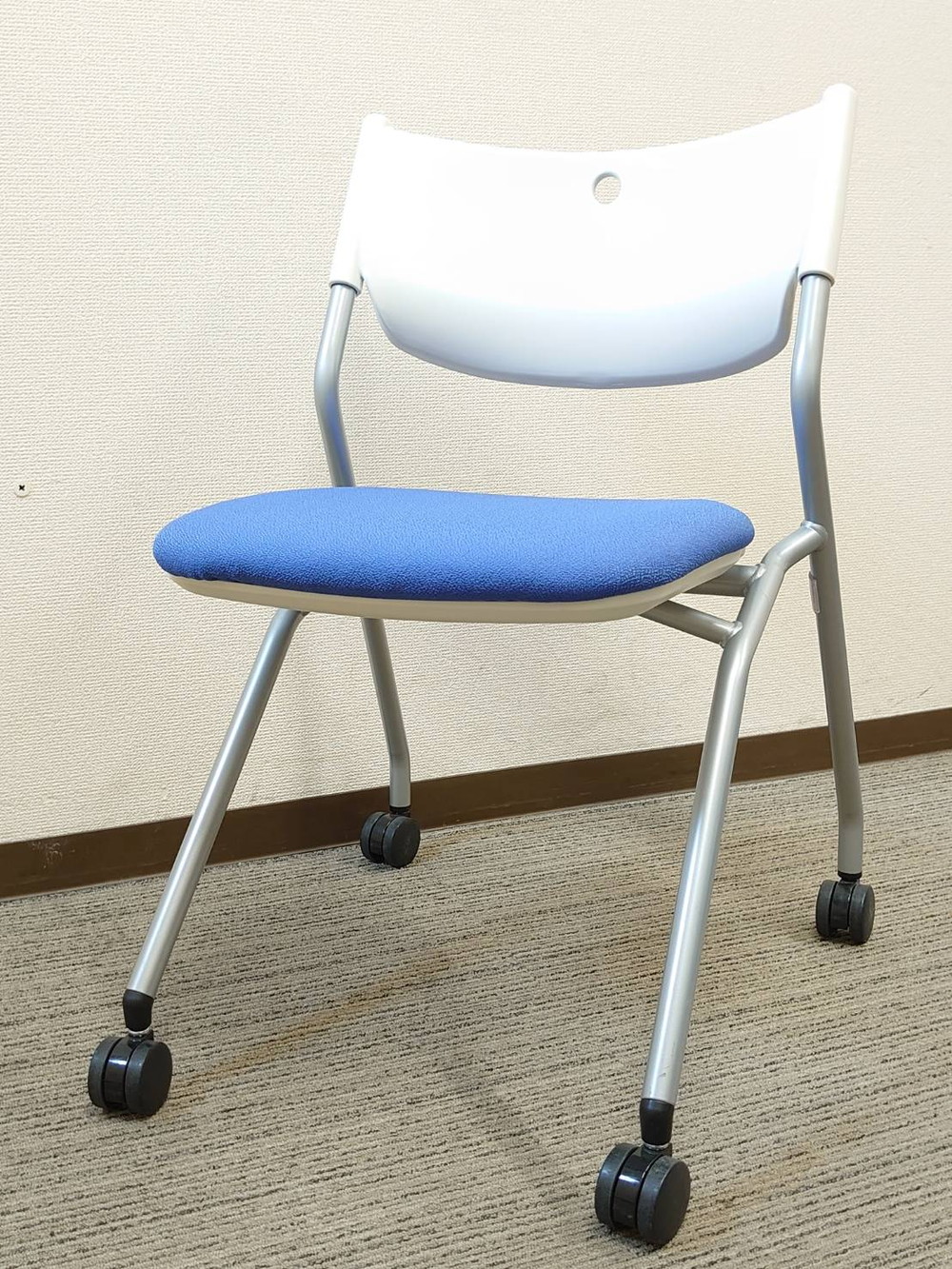 【中古・送料無料 地域限定】4脚セット 国産 平行スタックチェア 会議用チェア - 画像 (3)