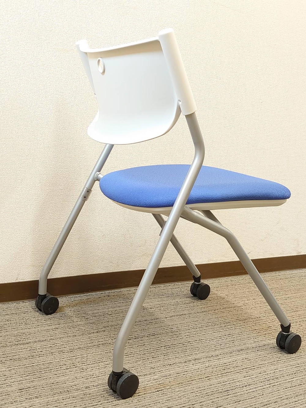 【中古・送料無料 地域限定】4脚セット 国産 平行スタックチェア 会議用チェア - 画像 (4)