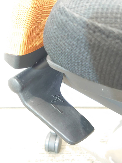 【送料無料 地域限定】【美品】4脚セット オフィスチェア デスクチェア メッシュチェア 肘付き 役員イス 事務チェア キャスターチェア オカムラ 【中古オフィス家具】 - 画像 (6)