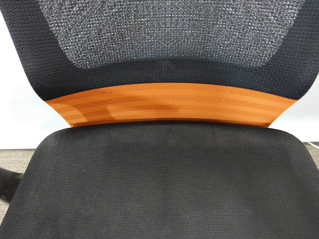 【送料無料 地域限定】【美品】4脚セット オフィスチェア デスクチェア メッシュチェア 肘付き 役員イス 事務チェア キャスターチェア オカムラ 【中古オフィス家具】 - 画像 (8)