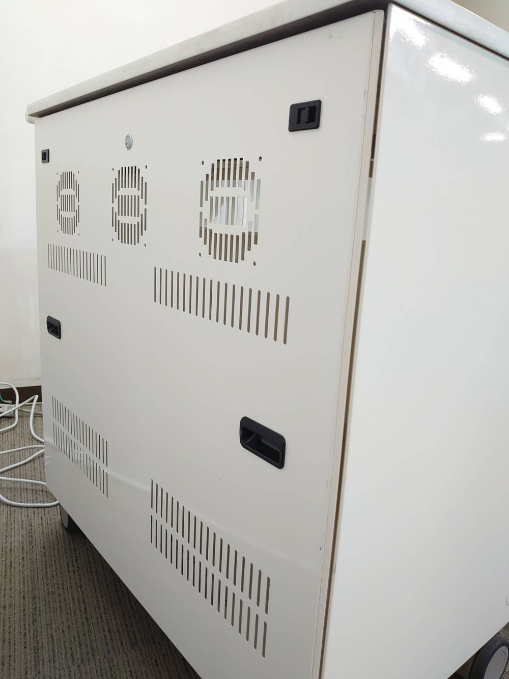 【中古】 【送料無料 東京地区限定】 タブレット収納保管庫 収納キャビネット PC収納庫 最大88台 カギ付き 保管庫 CAI-CAB26WN サンワサプライ 13.3インチ対応 国産 - 画像 (11)