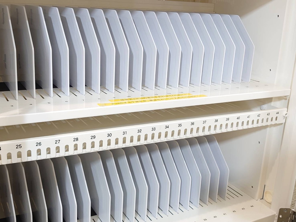 【中古】 【送料無料 東京地区限定】 タブレット収納保管庫 収納キャビネット PC収納庫 最大88台 カギ付き 保管庫 CAI-CAB26WN サンワサプライ 13.3インチ対応 国産 - 画像 (4)