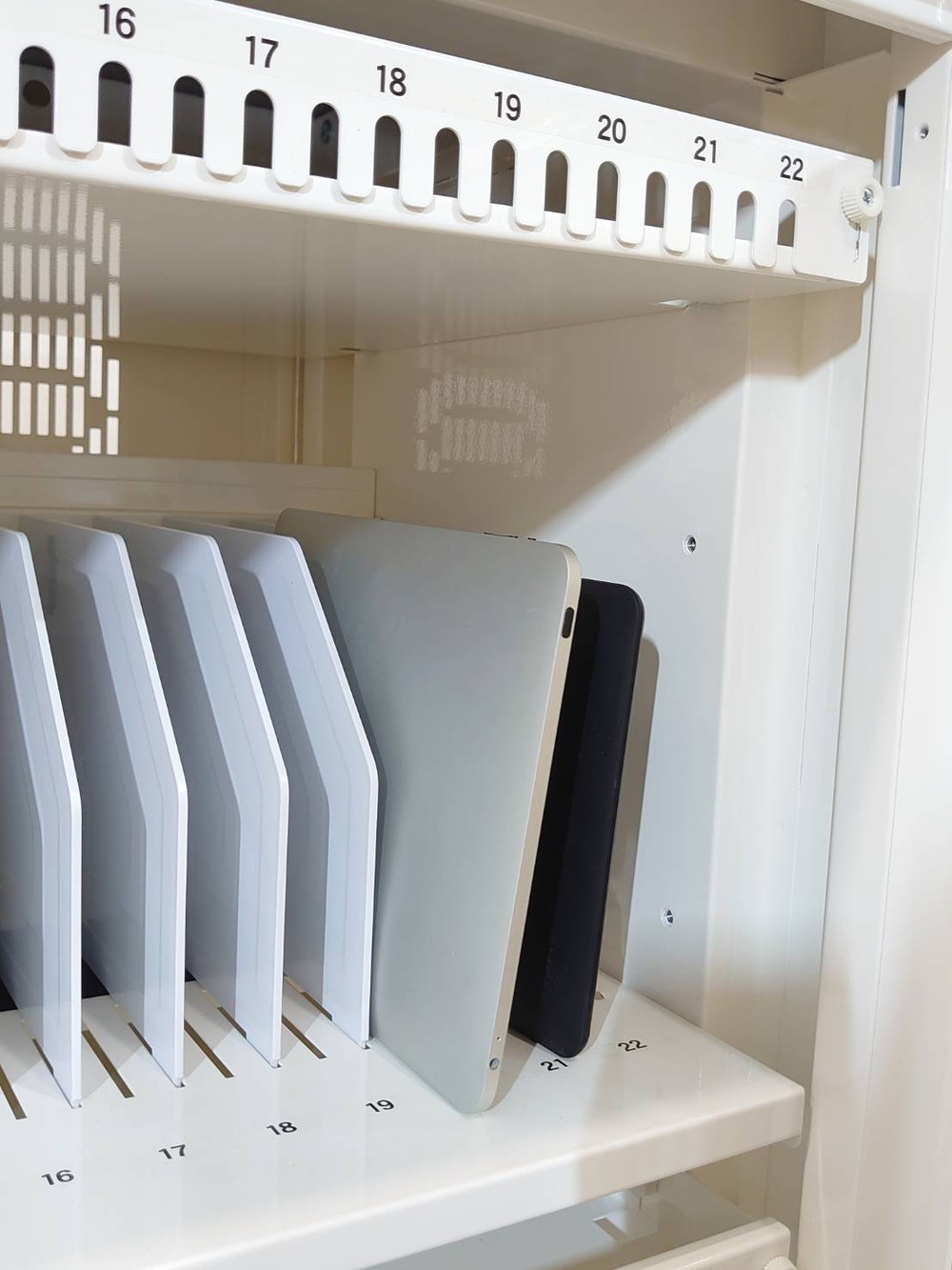 【中古】 【送料無料 東京地区限定】 タブレット収納保管庫 収納キャビネット PC収納庫 最大88台 カギ付き 保管庫 CAI-CAB26WN サンワサプライ 13.3インチ対応 国産 - 画像 (7)