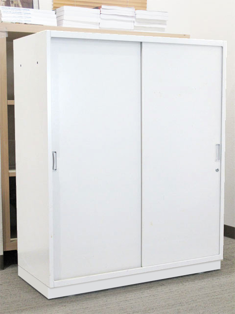 カギ付き書庫 鍵付き書庫 ホワイト色 収納庫 保管庫 スチールキャビネット イトーキ シンライン W9 国産 引き違い書庫 引き違いキャビネット スチール書庫 キャビネット 引違い書庫 スライド書庫 引き戸書庫 引戸書庫 本棚 書棚【中古オフィス家具】【中古】