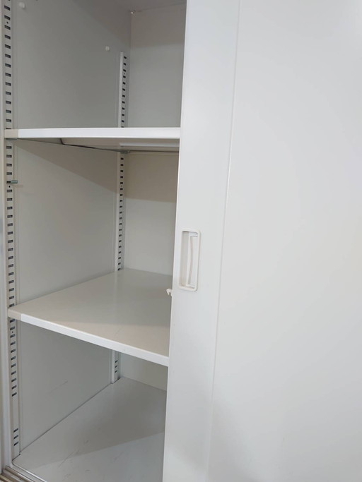 カギ付き書庫 鍵付き書庫 ホワイト色 収納庫 保管庫 スチールキャビネット イトーキ シンライン W9 国産 引き違い書庫 引き違いキャビネット スチール書庫 キャビネット 引違い書庫 スライド書庫 引き戸書庫 引戸書庫 本棚 書棚【中古オフィス家具】【中古】 - 画像 (2)