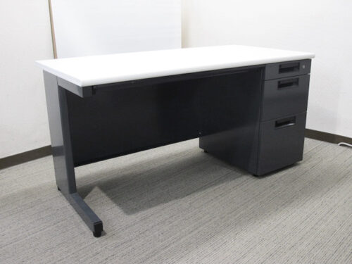 カギ付き 鍵付き コードホール 事務デスク 事務机 ワークデスク W1400 プラス フラットライン 国産 片袖机 オフィスデスク 片袖デスク スチールデスク【中古オフィス家具】【中古】