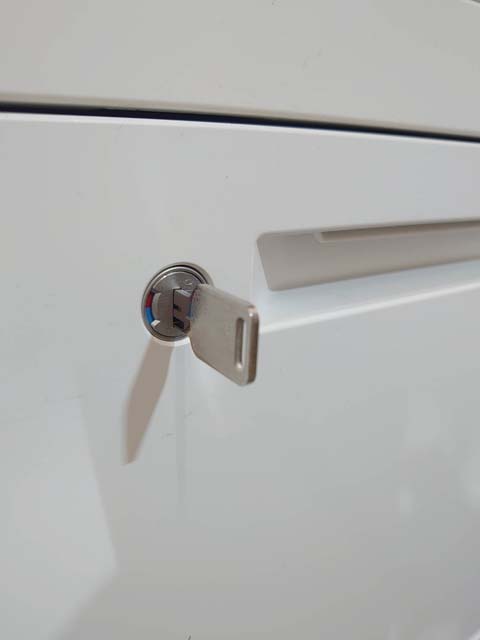 W1200×D700×H720 カギ付き コードホール付き 事務用デスク ワーキングデスク 机 つくえ コクヨ iSシリーズ 国産 片袖机 片袖デスク オフィスデスク 事務机 ワークデスク スチールデスク 事務デスク オフィス用デスク【中古オフィス家具】【中古】 - 画像 (2)