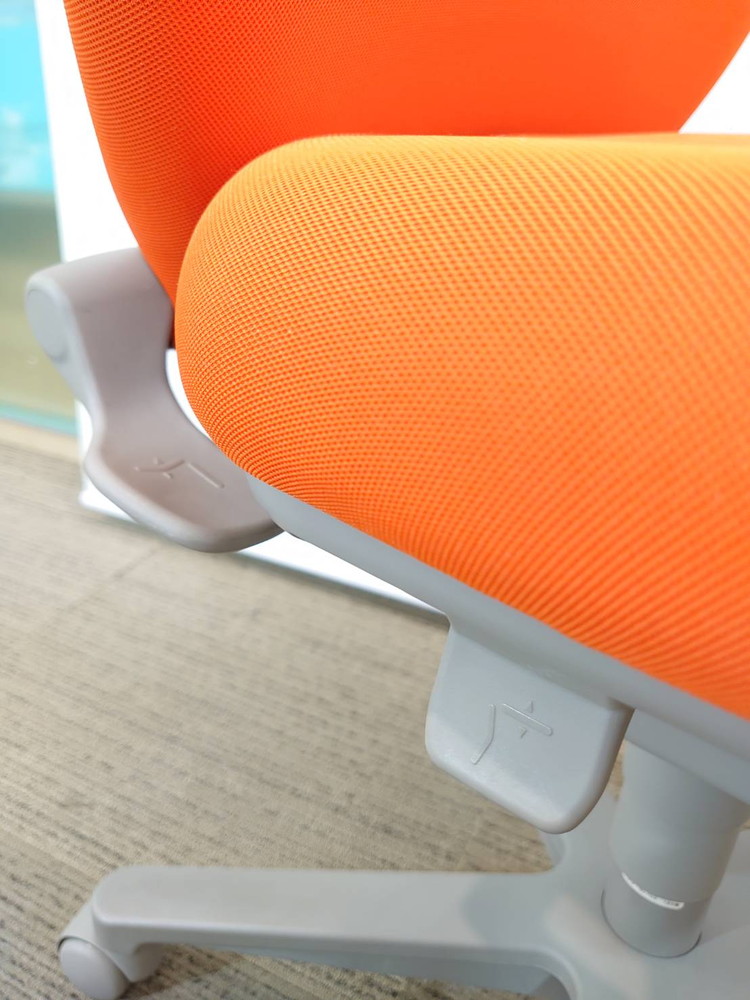 オフィスチェア 事務用チェア エグゼクティブチェア マネジメントチェア チェアー チェアハンガー付き コクヨ セディスタ 国産 オフィスチェア デスクチェア 事務チェア キャスターチェア 事務イス ワークチェア 事務いす ワーキングチェア タスクチェア パソコンチェア 事務椅子【中古オフィス家具】【中古】 - 画像 (6)