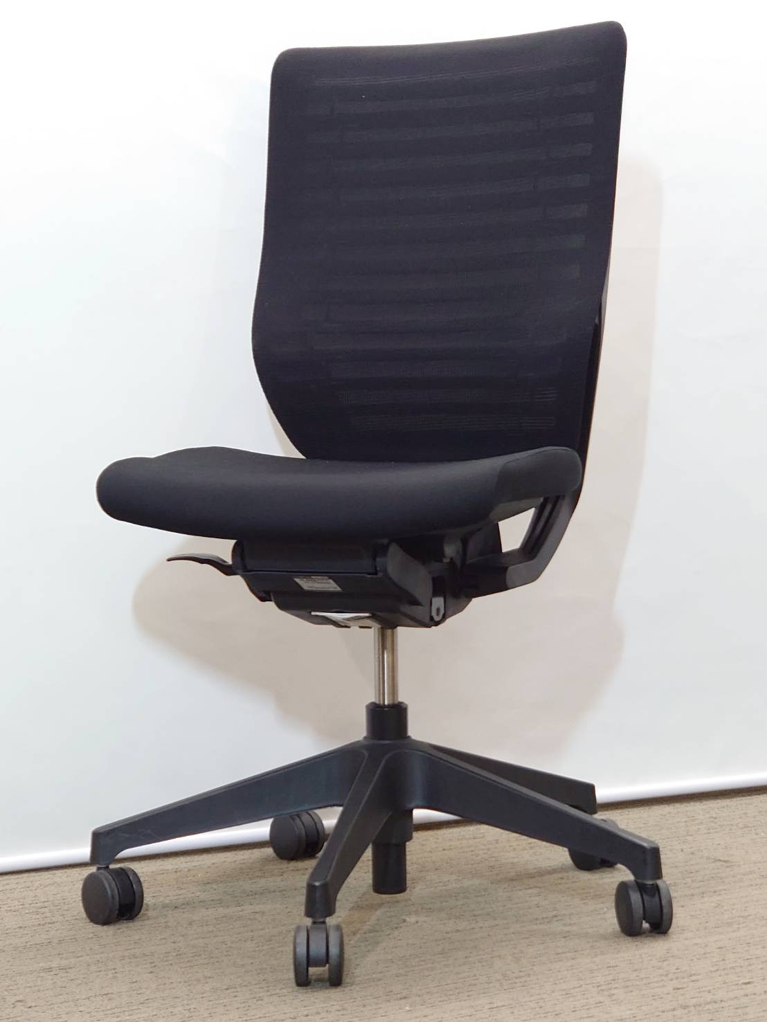 【送料無料 地域限定】 イトーキ エピオス オフィスチェア デスクチェア メッシュチェア 事務チェア キャスターチェア 事務イス ワークチェア 事務椅子 事務いす オフィスチェアー 事務用チェア パソコンチェア ワーキングチェア ITOKI epios 国産 【中古オフィス家具】【中古】 - 画像 (2)