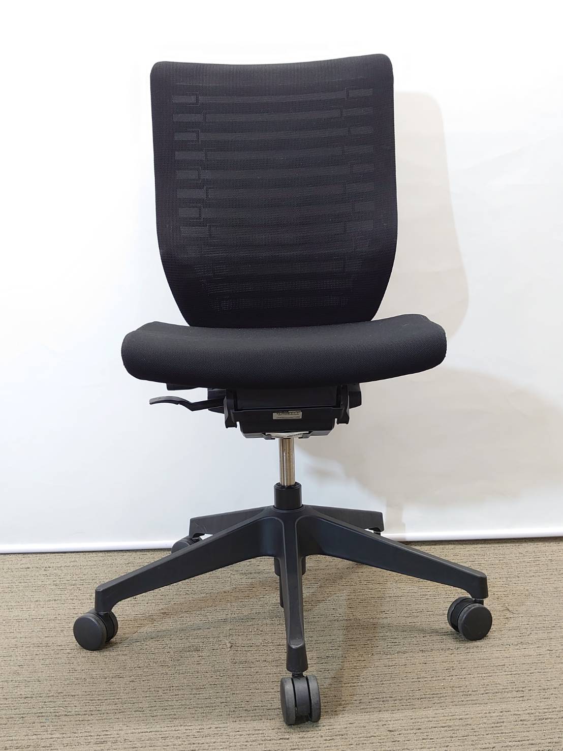 【送料無料 地域限定】 イトーキ エピオス オフィスチェア デスクチェア メッシュチェア 事務チェア キャスターチェア 事務イス ワークチェア 事務椅子 事務いす オフィスチェアー 事務用チェア パソコンチェア ワーキングチェア ITOKI epios 国産 【中古オフィス家具】【中古】 - 画像 (4)