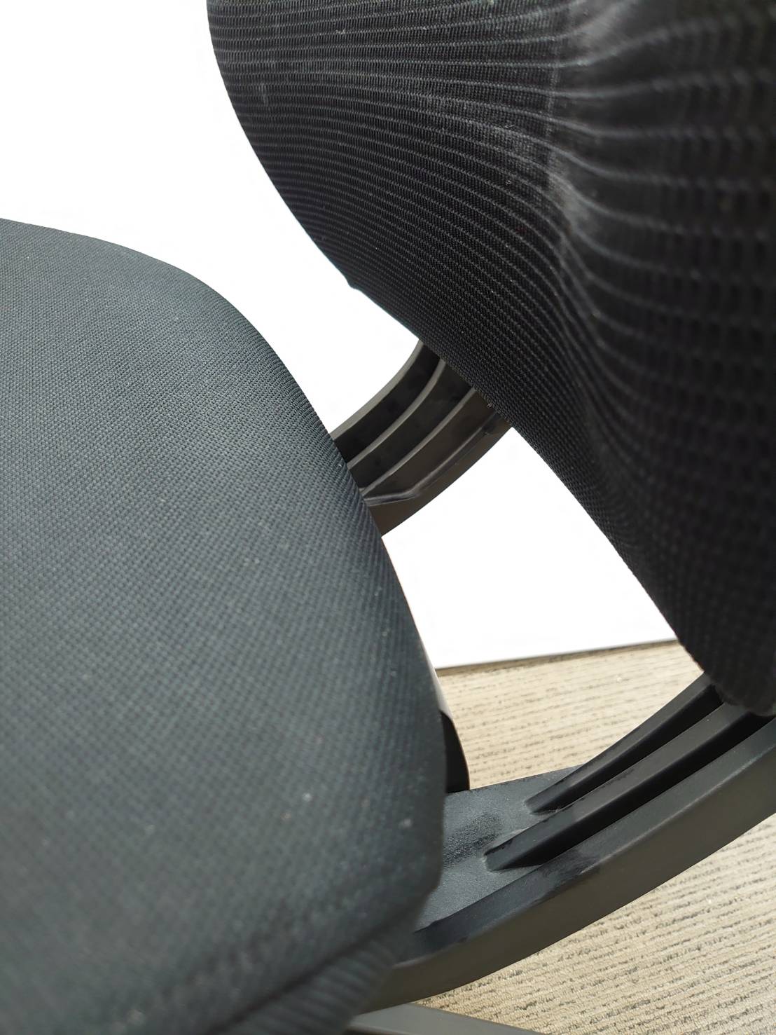 【送料無料 地域限定】 イトーキ エピオス オフィスチェア デスクチェア メッシュチェア 事務チェア キャスターチェア 事務イス ワークチェア 事務椅子 事務いす オフィスチェアー 事務用チェア パソコンチェア ワーキングチェア ITOKI epios 国産 【中古オフィス家具】【中古】 - 画像 (5)