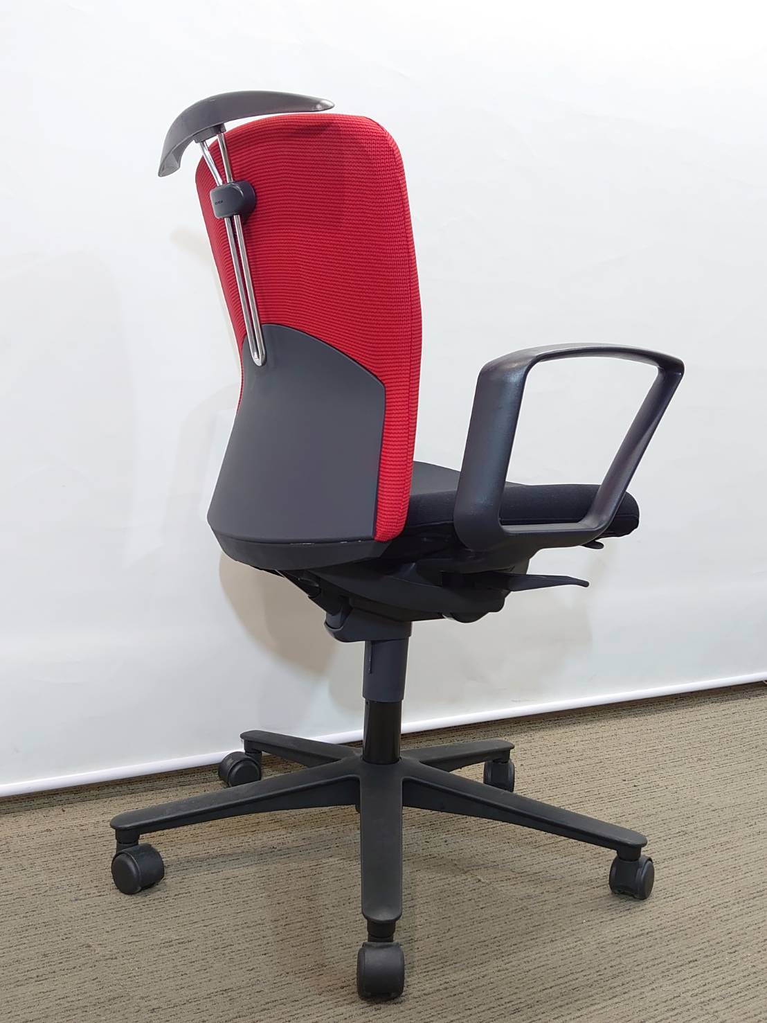 【送料無料 地域限定】 4脚セット パソコンチェア ハンガー付き キャスターチェア オフィスチェアー 事務椅子 事務イス 事務いす ウチダ ルディオ Ludio 国産 オフィスチェア PCチェア デスクチェア 事務チェア キャスターチェア 肘付き 【中古オフィス家具】【中古】 - 画像 (4)