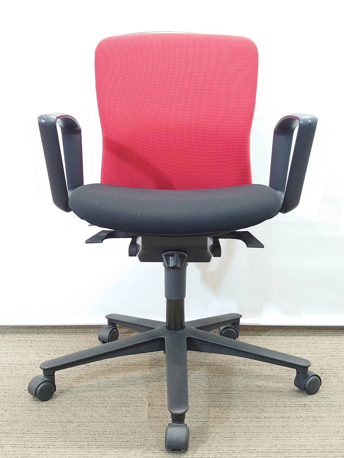 【送料無料 地域限定】 4脚セット パソコンチェア ハンガー付き キャスターチェア オフィスチェアー 事務椅子 事務イス 事務いす ウチダ ルディオ Ludio 国産 オフィスチェア PCチェア デスクチェア 事務チェア キャスターチェア 肘付き 【中古オフィス家具】【中古】 - 画像 (5)