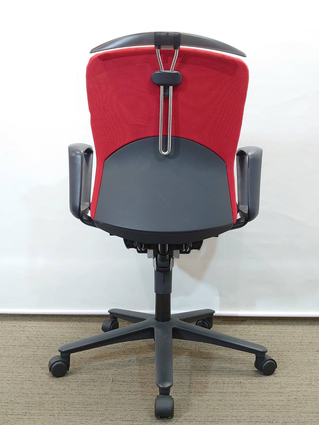 【送料無料 地域限定】 4脚セット パソコンチェア ハンガー付き キャスターチェア オフィスチェアー 事務椅子 事務イス 事務いす ウチダ ルディオ Ludio 国産 オフィスチェア PCチェア デスクチェア 事務チェア キャスターチェア 肘付き 【中古オフィス家具】【中古】 - 画像 (6)