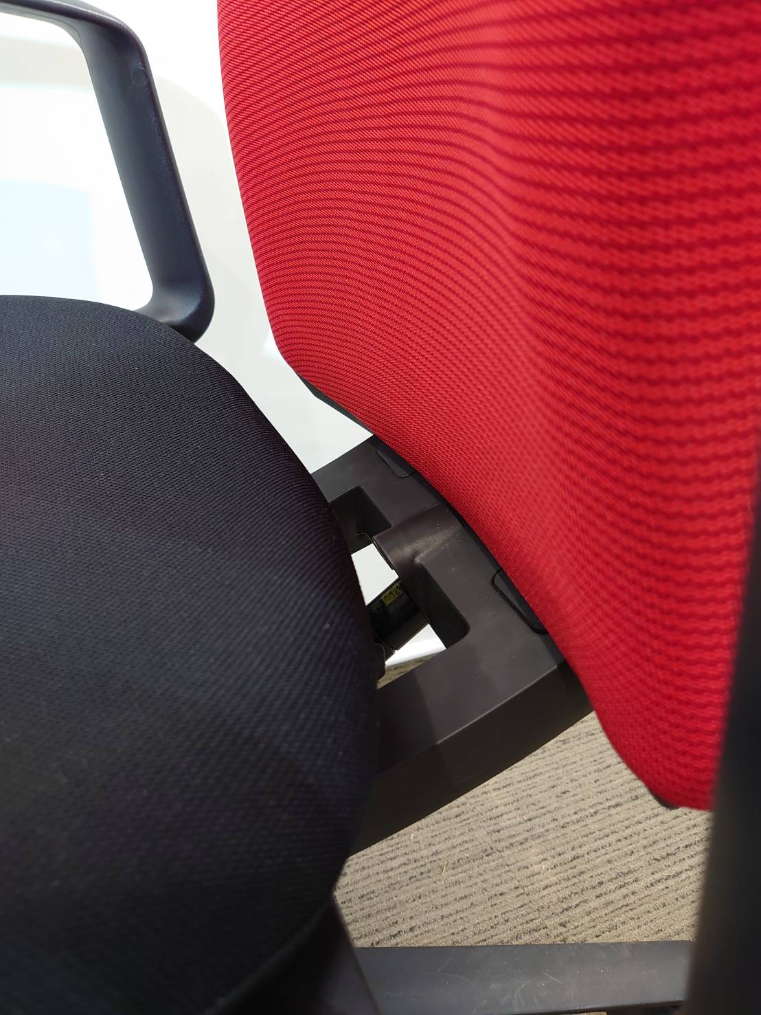 【送料無料 地域限定】 4脚セット パソコンチェア ハンガー付き キャスターチェア オフィスチェアー 事務椅子 事務イス 事務いす ウチダ ルディオ Ludio 国産 オフィスチェア PCチェア デスクチェア 事務チェア キャスターチェア 肘付き 【中古オフィス家具】【中古】 - 画像 (9)