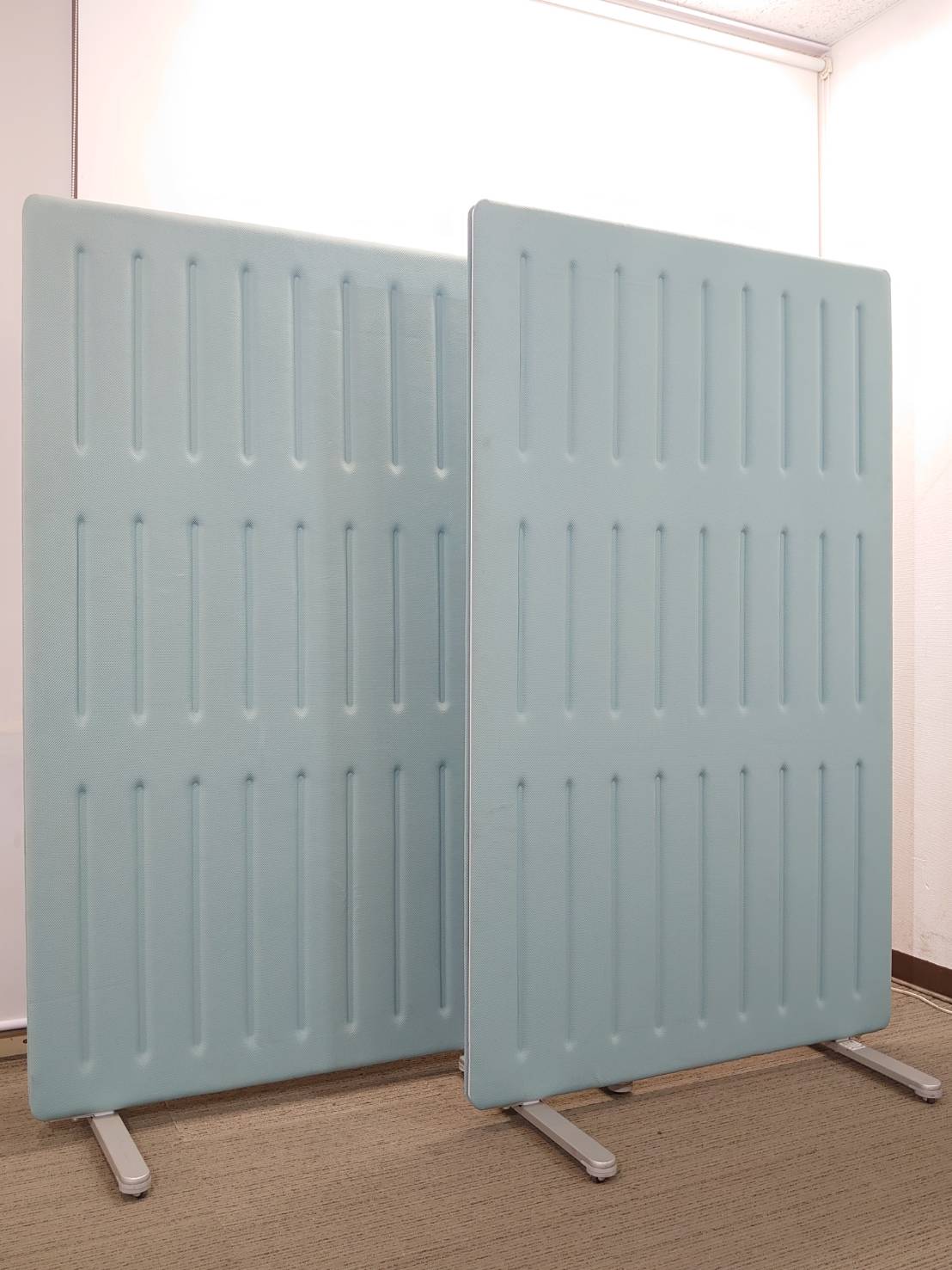 【店頭引き渡し限定】 2枚セット オカムラ マッフル パーテーション インテリアスクリーン パーティション パーテーション スクリーンパネル 自立式 脚付き 自立パーティション 自立パーテーション 自立パネル 【中古オフィス家具】 【中古】【中古】