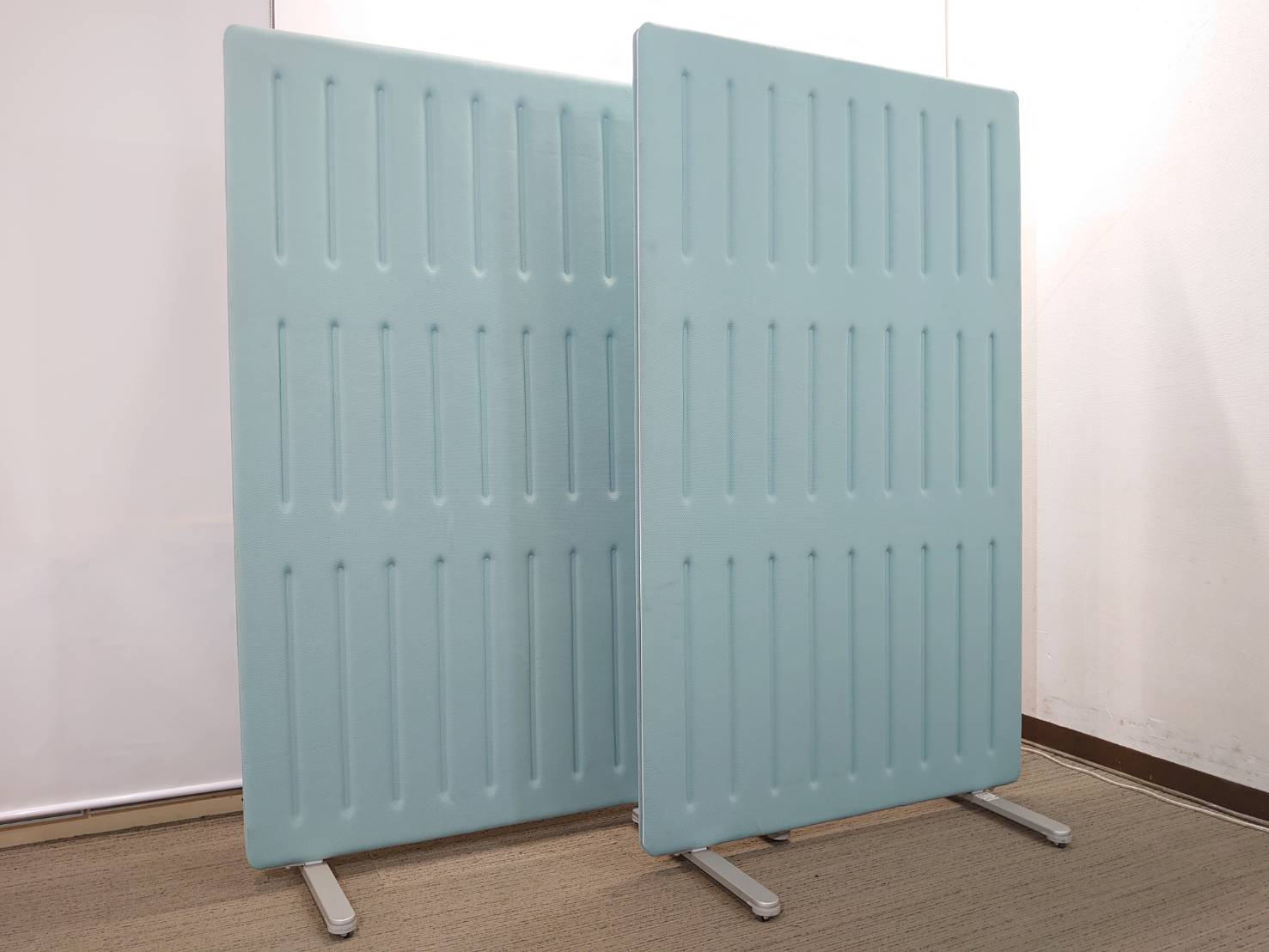 【店頭引き渡し限定】 2枚セット オカムラ マッフル パーテーション インテリアスクリーン パーティション パーテーション スクリーンパネル 自立式 脚付き 自立パーティション 自立パーテーション 自立パネル 【中古オフィス家具】 【中古】【中古】 - 画像 (2)