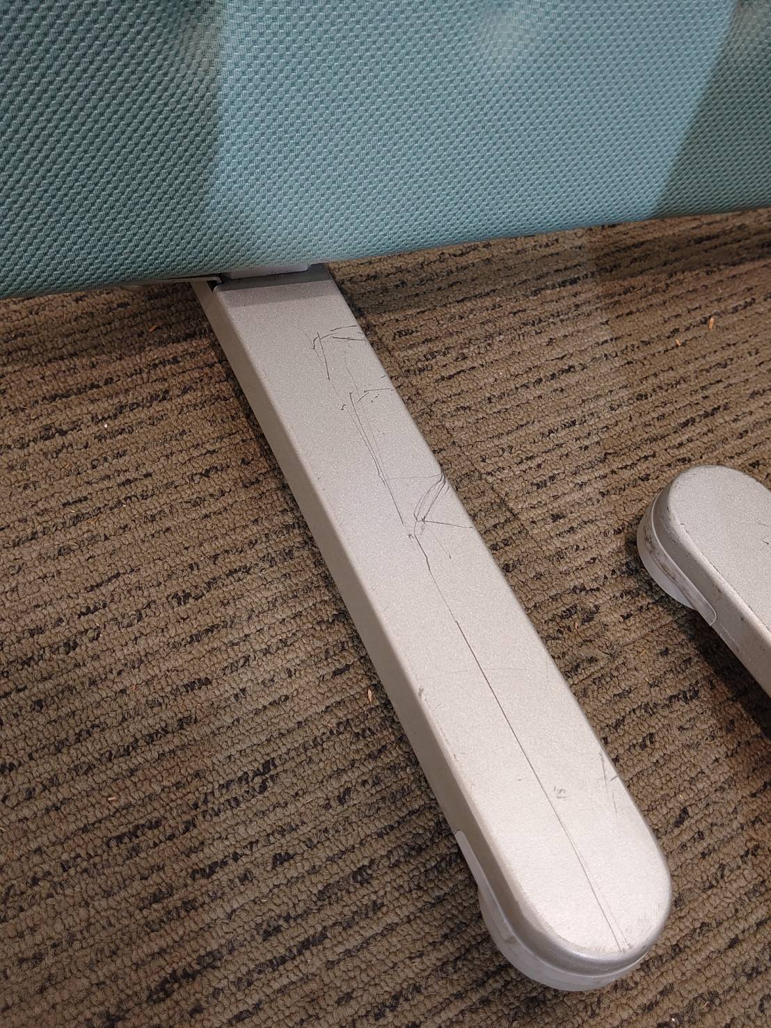 【送料無料 東京地区限定】 オカムラ マッフル インテリアスクリーン W1000 パーティション パーテーション スクリーンパネル 自立式 脚付き 自立パーティション 自立パーテーション 【中古オフィス家具】【中古】 - 画像 (5)