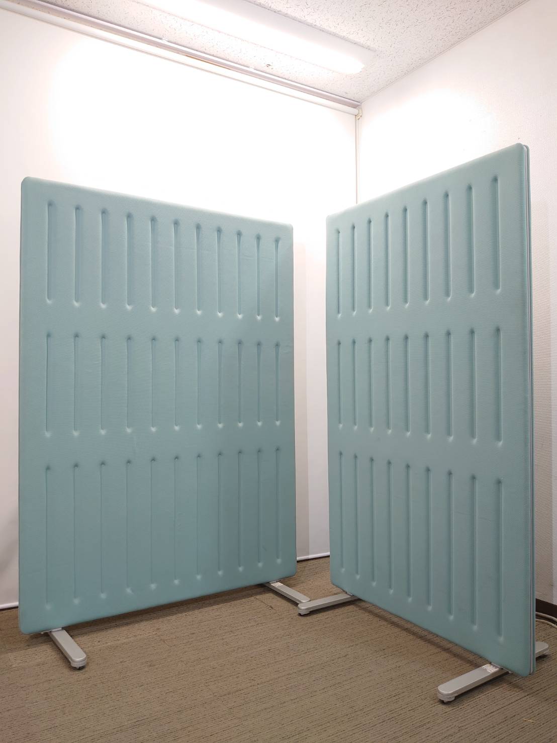 【店頭引き渡し限定】 2枚セット オカムラ マッフル パーテーション インテリアスクリーン パーティション パーテーション スクリーンパネル 自立式 脚付き 自立パーティション 自立パーテーション 自立パネル 【中古オフィス家具】 【中古】【中古】 - 画像 (8)