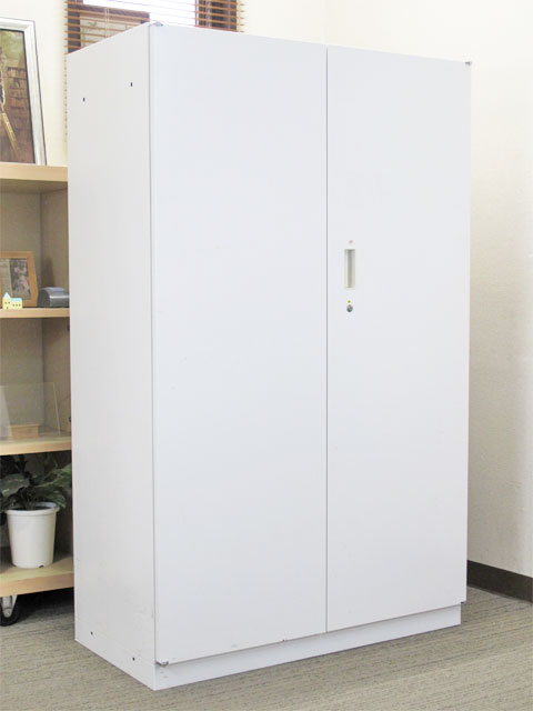 カギ付き書庫 鍵付き書庫 両開きキャビネット スチールキャビネット 本棚 書棚 収納棚 保管庫 ホワイト色 イトーキ シンライン 国産 両開き書庫 スチール書庫 収納庫 キャビネット【中古オフィス家具】【中古】