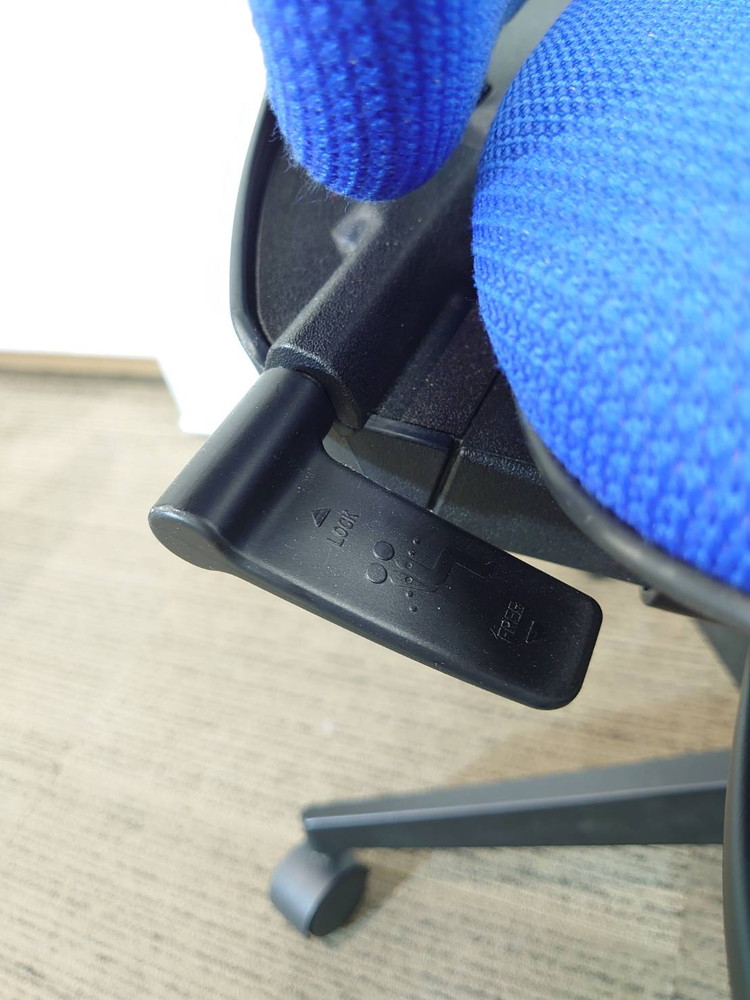 イトーキ プラオ オフィスチェア デスクチェア ひじ付き ハンガー付き 事務チェア OAチェア キャスターチェア 事務イス ワークチェア 国産 【中古オフィス家具】 【中古】 (複製) (複製) - 画像 (8)