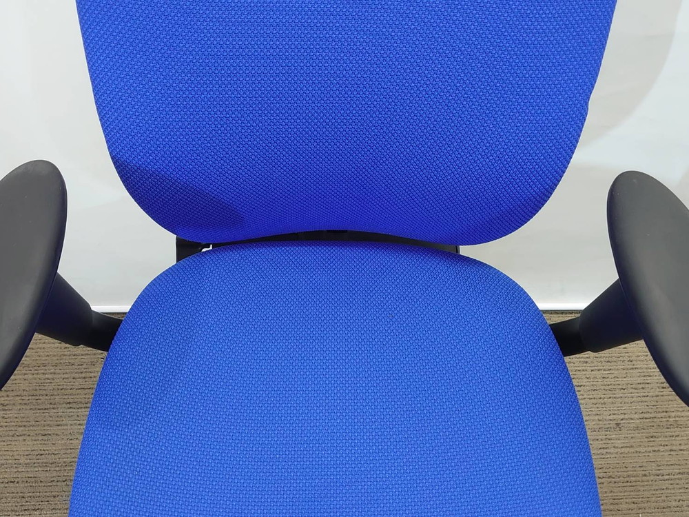 イトーキ プラオ オフィスチェア デスクチェア ひじ付き ハンガー付き 事務チェア OAチェア キャスターチェア 事務イス ワークチェア 国産 【中古オフィス家具】 【中古】 (複製) (複製) - 画像 (4)