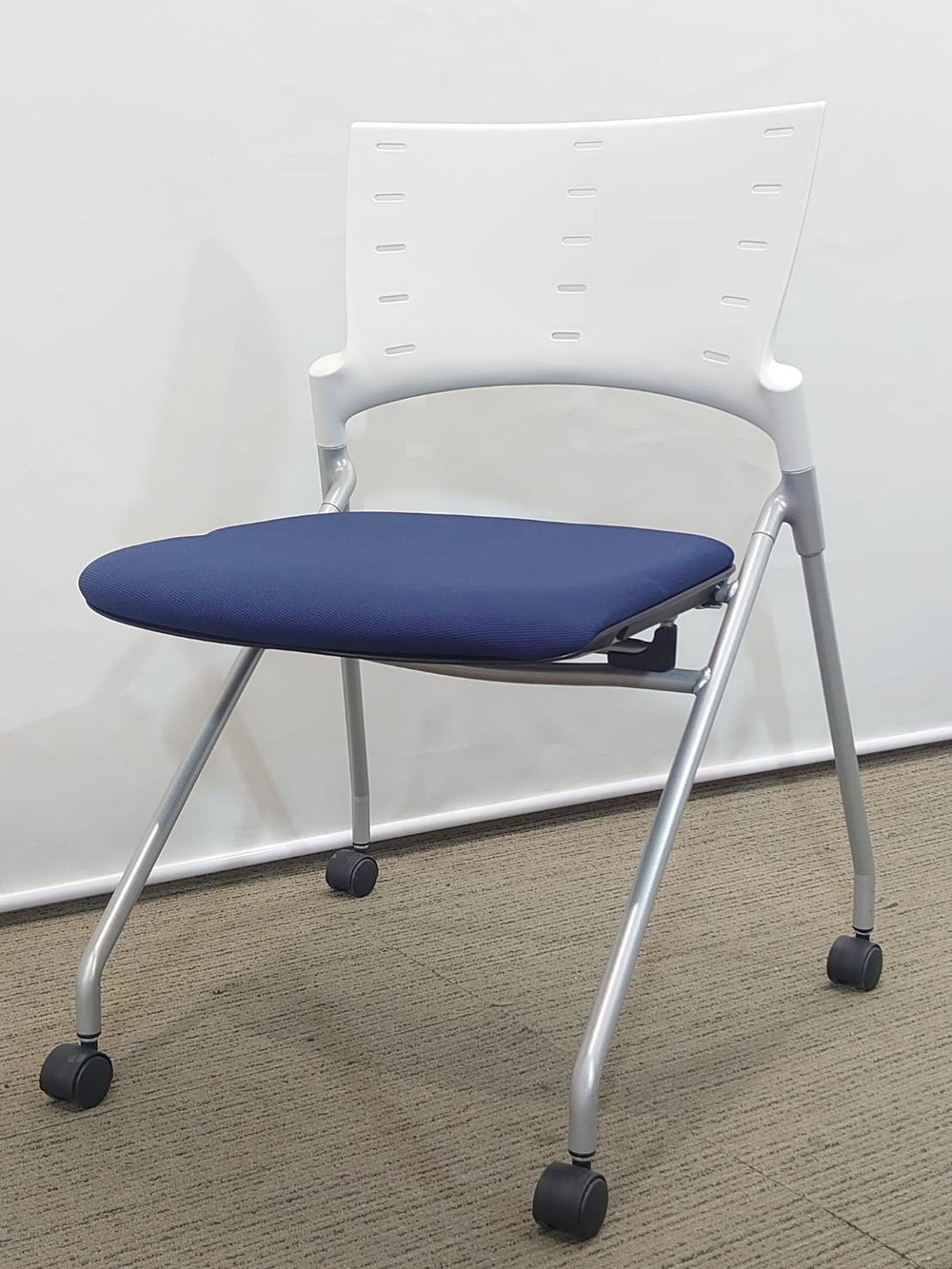 【在庫30脚以上あり】10脚セット イトーキ マノス 会議チェア ネスティングチェア ミーティングチェア スタッキングチェア ネスタブルチェア スタックチェア 平行スタックチェア【中古オフィス家具】【中古】 - 画像 (3)