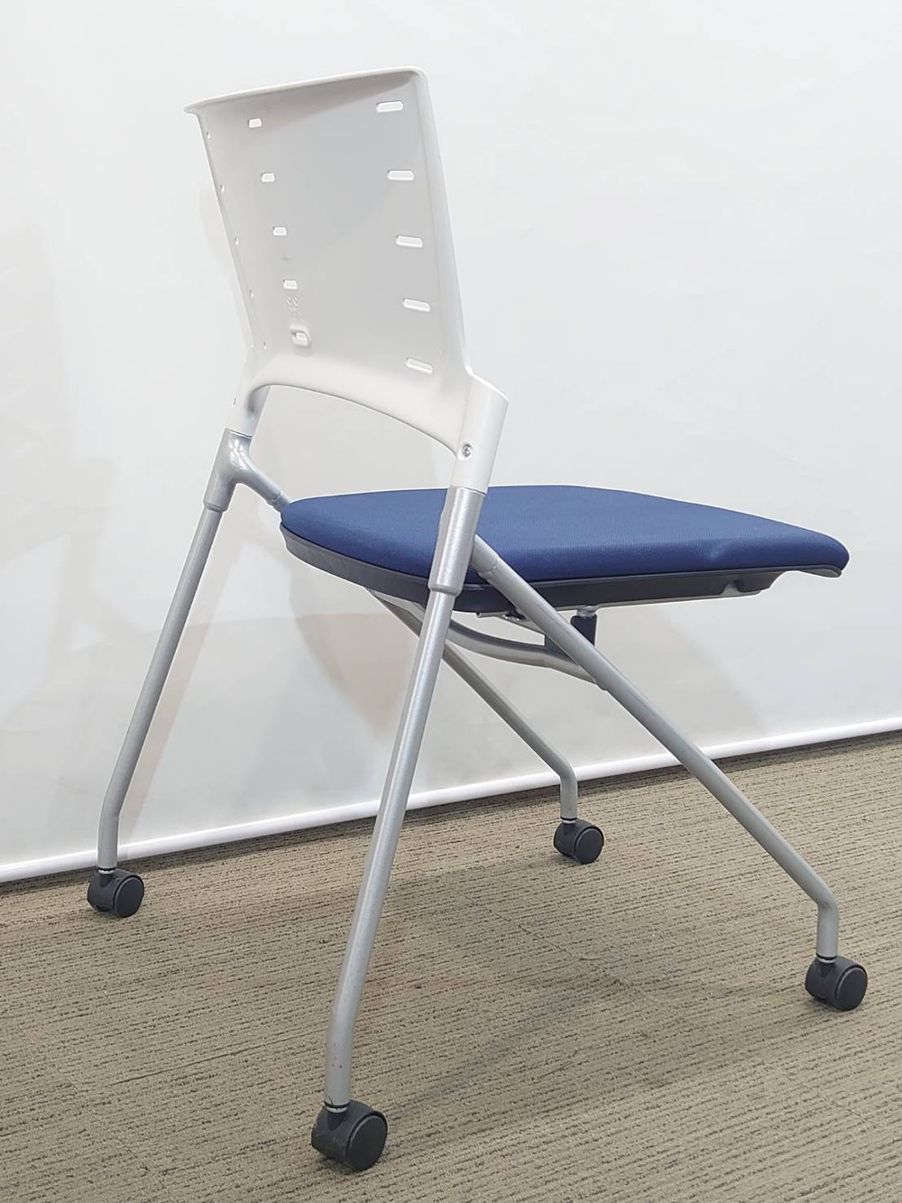 【在庫30脚以上あり】10脚セット イトーキ マノス 会議チェア ネスティングチェア ミーティングチェア スタッキングチェア ネスタブルチェア スタックチェア 平行スタックチェア【中古オフィス家具】【中古】 - 画像 (4)