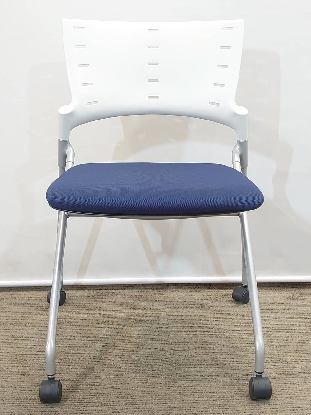 【在庫30脚以上あり】10脚セット イトーキ マノス 会議チェア ネスティングチェア ミーティングチェア スタッキングチェア ネスタブルチェア スタックチェア 平行スタックチェア【中古オフィス家具】【中古】 - 画像 (5)