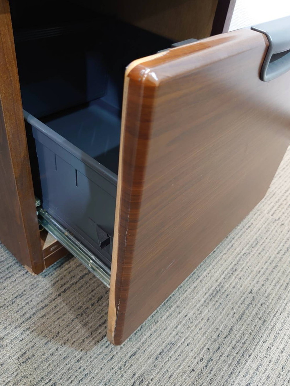 【訳あり特価】 カギ付き 鍵付き W1800×D800×H720 事務デスク 事務用机 事務用デスク 書斎用デスク ワークデスク オカムラ DX-4 オカムラ okamura DX-041 ディーエックス 4 両袖机 オフィスデスク 両袖デスク 役員デスク 木製デスク 事務机 役員用デスク 役員机 マネジメントデスク エグゼクティブデスク 社長室【中古オフィス家具】【中古】 - 画像 (9)