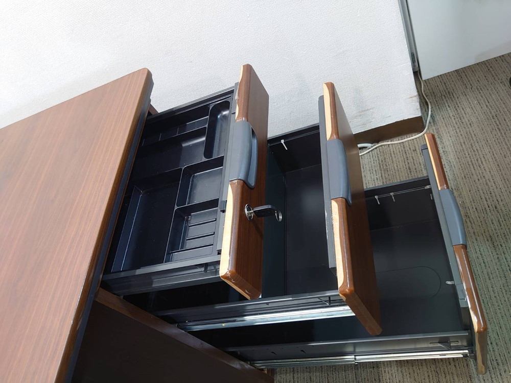 【訳あり特価】 カギ付き 鍵付き W1800×D800×H720 事務デスク 事務用机 事務用デスク 書斎用デスク ワークデスク オカムラ DX-4 オカムラ okamura DX-041 ディーエックス 4 両袖机 オフィスデスク 両袖デスク 役員デスク 木製デスク 事務机 役員用デスク 役員机 マネジメントデスク エグゼクティブデスク 社長室【中古オフィス家具】【中古】 - 画像 (4)