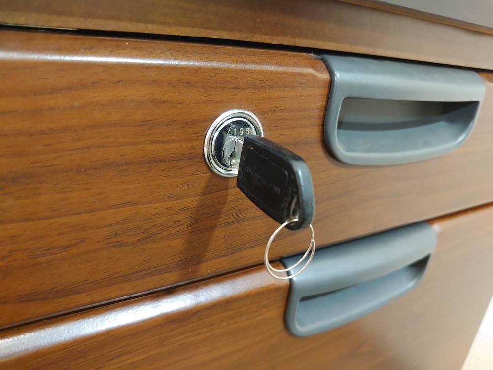 【訳あり特価】 カギ付き 鍵付き W1800×D800×H720 事務デスク 事務用机 事務用デスク 書斎用デスク ワークデスク オカムラ DX-4 オカムラ okamura DX-041 ディーエックス 4 両袖机 オフィスデスク 両袖デスク 役員デスク 木製デスク 事務机 役員用デスク 役員机 マネジメントデスク エグゼクティブデスク 社長室【中古オフィス家具】【中古】 - 画像 (11)