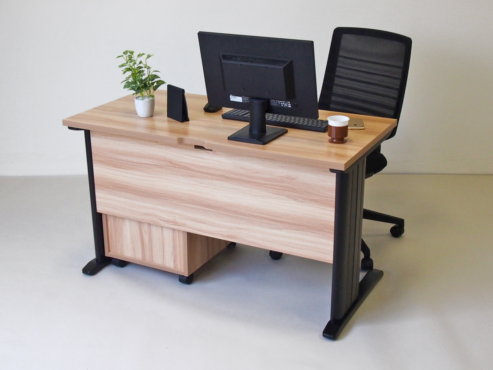 【法人様限定】送料無料 スチール脚デスク W1200xD600 ホワイト ブラック脚 RFSLD-1260WH-BL - 画像 (8)