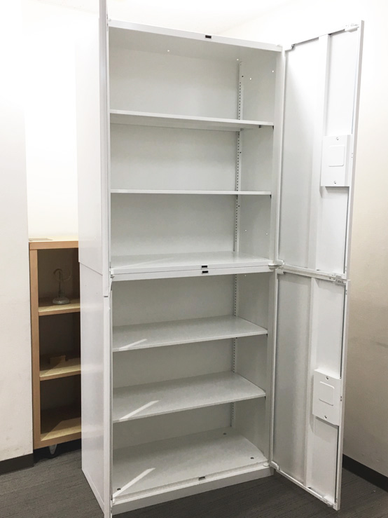 【美品】オカムラ レクトライン 上下書庫 両開き書庫 キャビネット ユニット書庫 ホワイト色 カギ付き書庫 鍵付き書庫 両開きキャビネット スチール書庫 スチールキャビネット 本棚 書棚 収納庫 国産【中古オフィス家具】【中古】 - 画像 (2)