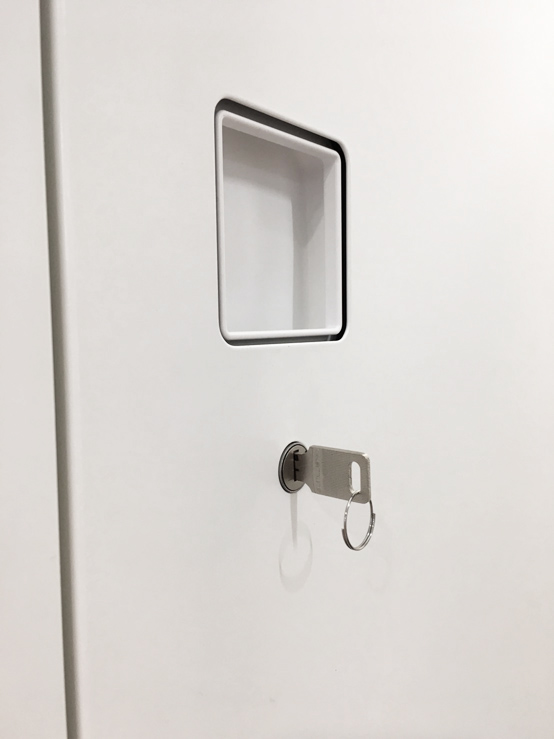 【美品】オカムラ レクトライン 上下書庫 両開き書庫 キャビネット ユニット書庫 ホワイト色 カギ付き書庫 鍵付き書庫 両開きキャビネット スチール書庫 スチールキャビネット 本棚 書棚 収納庫 国産【中古オフィス家具】【中古】 - 画像 (3)