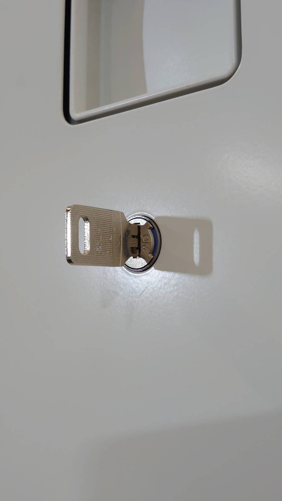 【人気のホワイト書庫】美品 オカムラ レクトライン 上下書庫 両開き書庫 ラテラル書庫 キャビネット ユニット書庫【中古オフィス家具】【中古】 - 画像 (4)