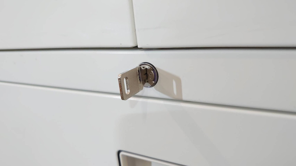 【人気のホワイト書庫】美品 オカムラ レクトライン 上下書庫 両開き書庫 ラテラル書庫 キャビネット ユニット書庫【中古オフィス家具】【中古】 - 画像 (6)