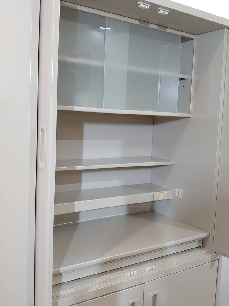 【美品】 【店頭引き渡し限定】 キッチンキャビネット スチール製 ビジネスキッチン オフィスキャビネット 食器収納ユニット 電気コンセント付き スライドテーブル付き オフィスキッチン コクヨ 【中古オフィス家具】【中古】 - 画像 (3)