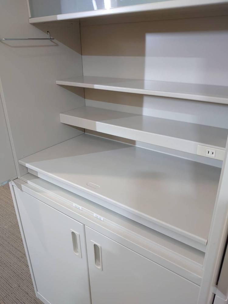 【美品】 【店頭引き渡し限定】 キッチンキャビネット スチール製 ビジネスキッチン オフィスキャビネット 食器収納ユニット 電気コンセント付き スライドテーブル付き オフィスキッチン コクヨ 【中古オフィス家具】【中古】 - 画像 (4)