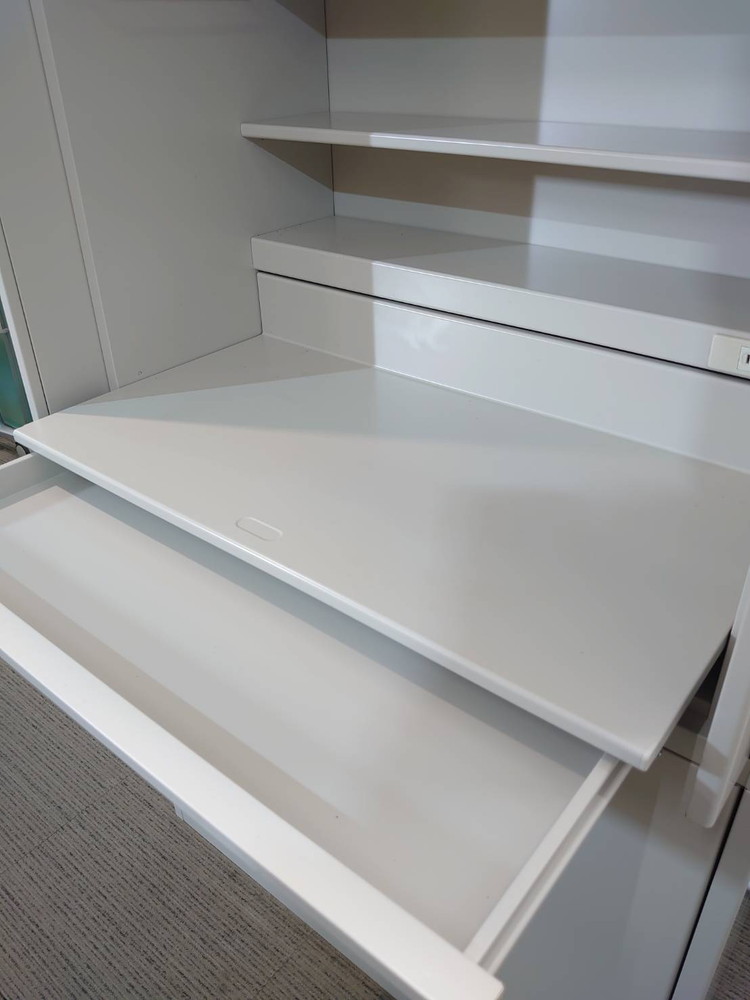 【美品】 【店頭引き渡し限定】 キッチンキャビネット スチール製 ビジネスキッチン オフィスキャビネット 食器収納ユニット 電気コンセント付き スライドテーブル付き オフィスキッチン コクヨ 【中古オフィス家具】【中古】 - 画像 (5)