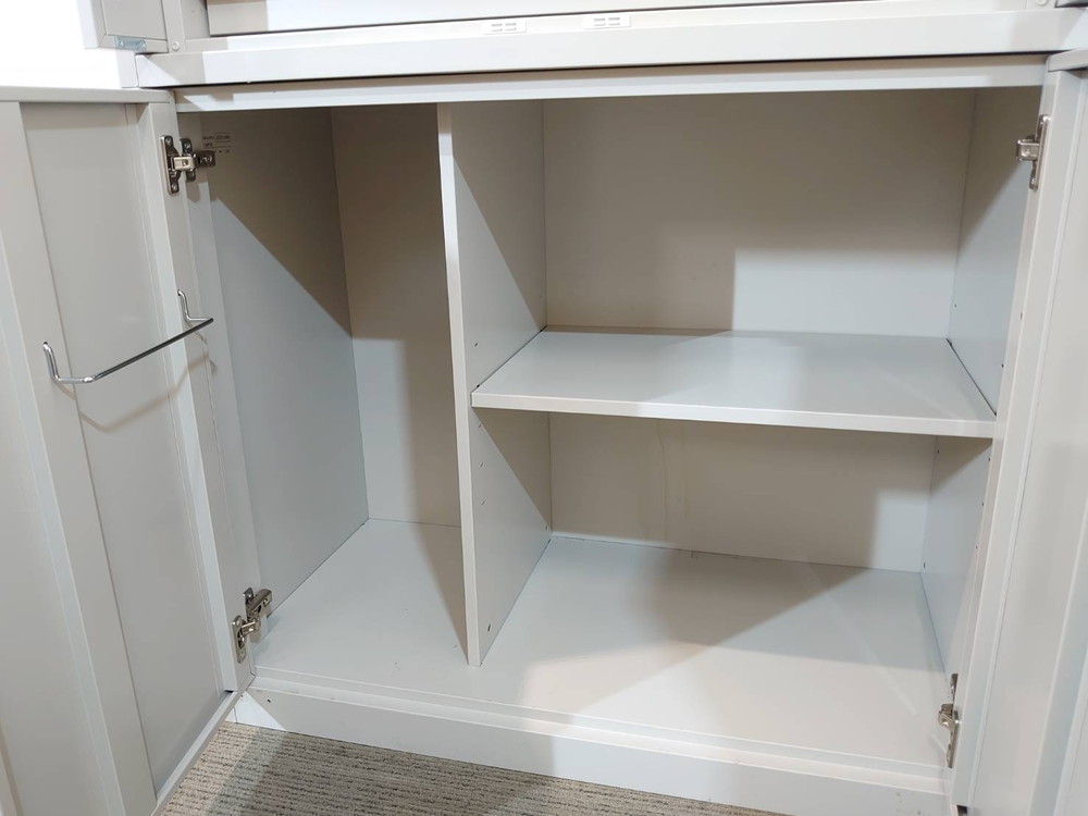 【美品】 【店頭引き渡し限定】 キッチンキャビネット スチール製 ビジネスキッチン オフィスキャビネット 食器収納ユニット 電気コンセント付き スライドテーブル付き オフィスキッチン コクヨ 【中古オフィス家具】【中古】 - 画像 (6)