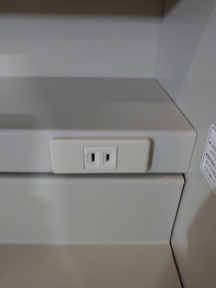 【美品】 【店頭引き渡し限定】 キッチンキャビネット スチール製 ビジネスキッチン オフィスキャビネット 食器収納ユニット 電気コンセント付き スライドテーブル付き オフィスキッチン コクヨ 【中古オフィス家具】【中古】 - 画像 (7)