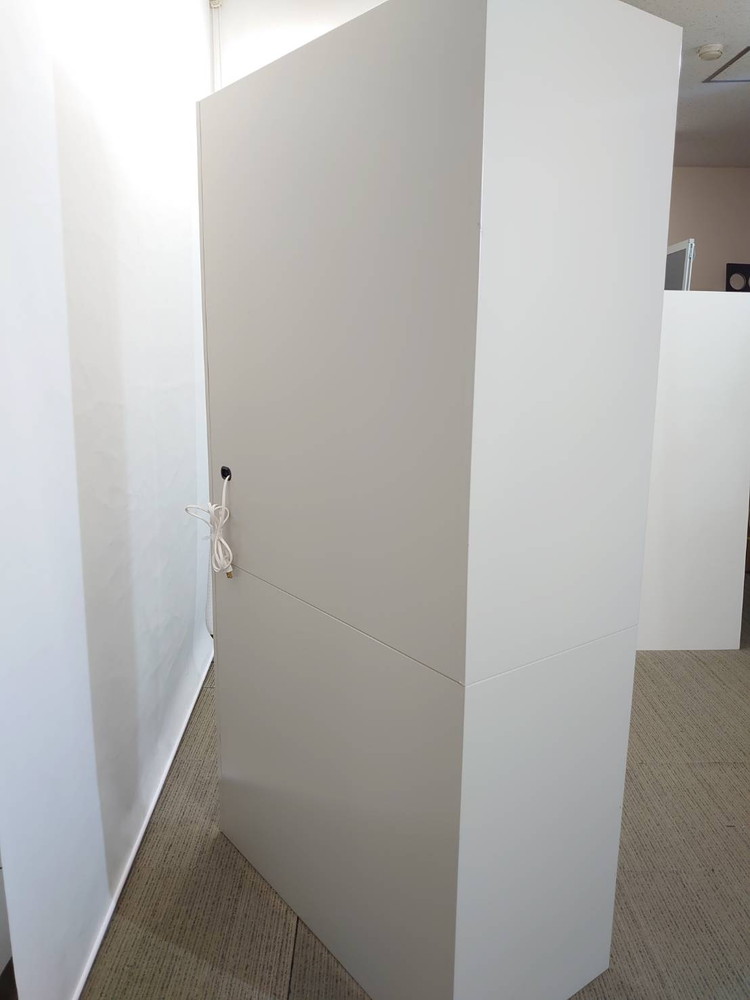 【美品】 【店頭引き渡し限定】 キッチンキャビネット スチール製 ビジネスキッチン オフィスキャビネット 食器収納ユニット 電気コンセント付き スライドテーブル付き オフィスキッチン コクヨ 【中古オフィス家具】【中古】 - 画像 (8)