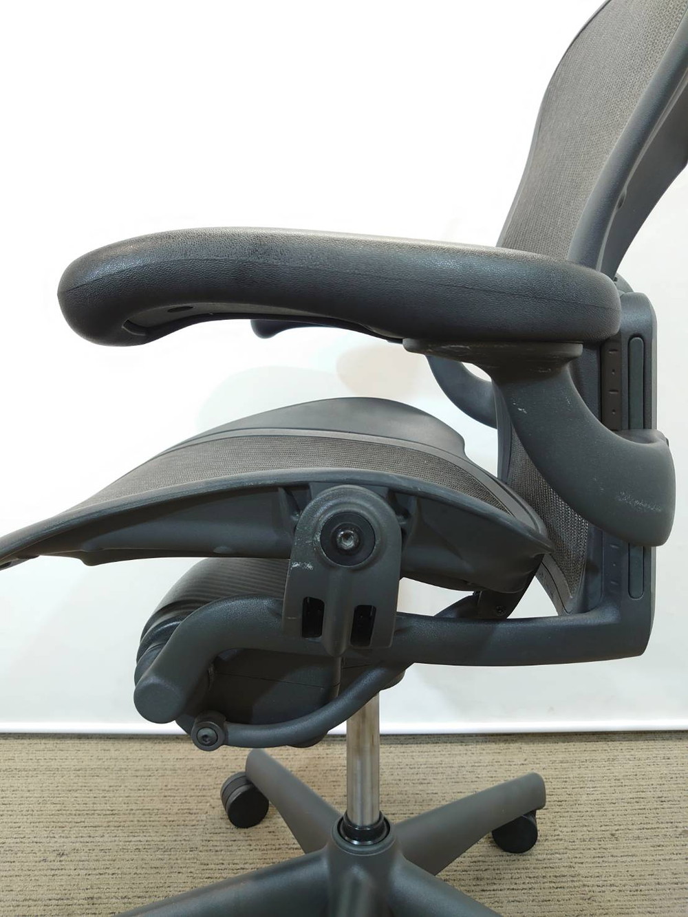 【送料無料 地域限定】ハーマンミラー Herman Miller アーロンチェア Aタイプ サイズA エグゼクティブチェア マネジメントチェア リモートワーク ゲーミングチェア 【中古オフィス家具】【中古】 - 画像 (9)