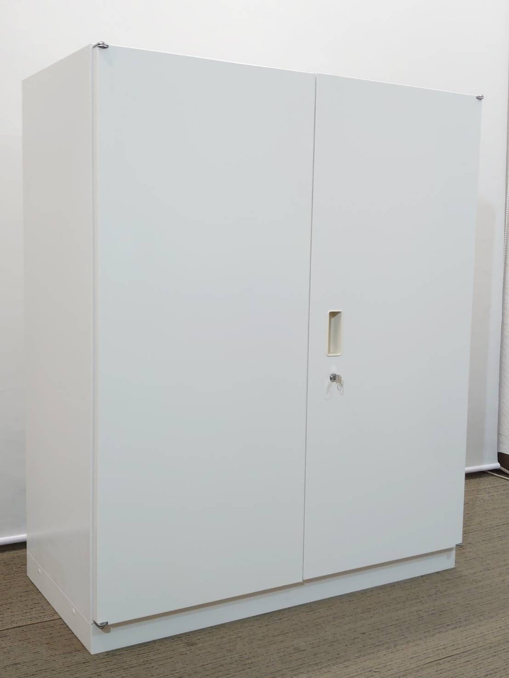 レターケース 扉付クリスタルキャビネット 2列21段 浅型 A3・A4 書類ケース 整理ケース トレーキャビネット 書類整理庫 キャビネット 保管庫 両開き書庫 両開き扉 鍵付き書庫 カギ付き書庫 ホワイト色 スチールキャビネット 両開きキャビネット スチール書庫 本棚 書棚 収納庫 保管庫 収納棚 保管棚 扉付き 観音扉 イトーキ シンライン 国産【中古オフィス家具】【中古】 - 画像 (2)