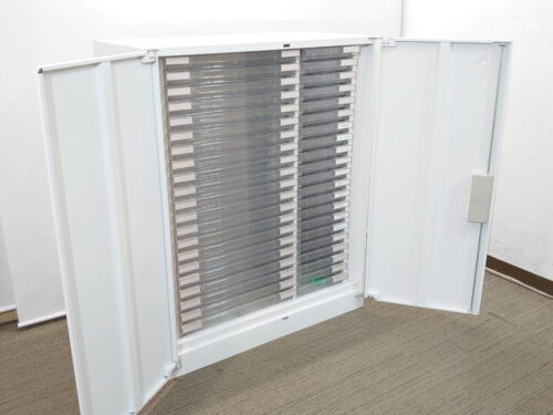 レターケース 扉付クリスタルキャビネット 2列21段 浅型 A3・A4 書類ケース 整理ケース トレーキャビネット 書類整理庫 キャビネット 保管庫 両開き書庫 両開き扉 鍵付き書庫 カギ付き書庫 ホワイト色 スチールキャビネット 両開きキャビネット スチール書庫 本棚 書棚 収納庫 保管庫 収納棚 保管棚 扉付き 観音扉 イトーキ シンライン 国産【中古オフィス家具】【中古】